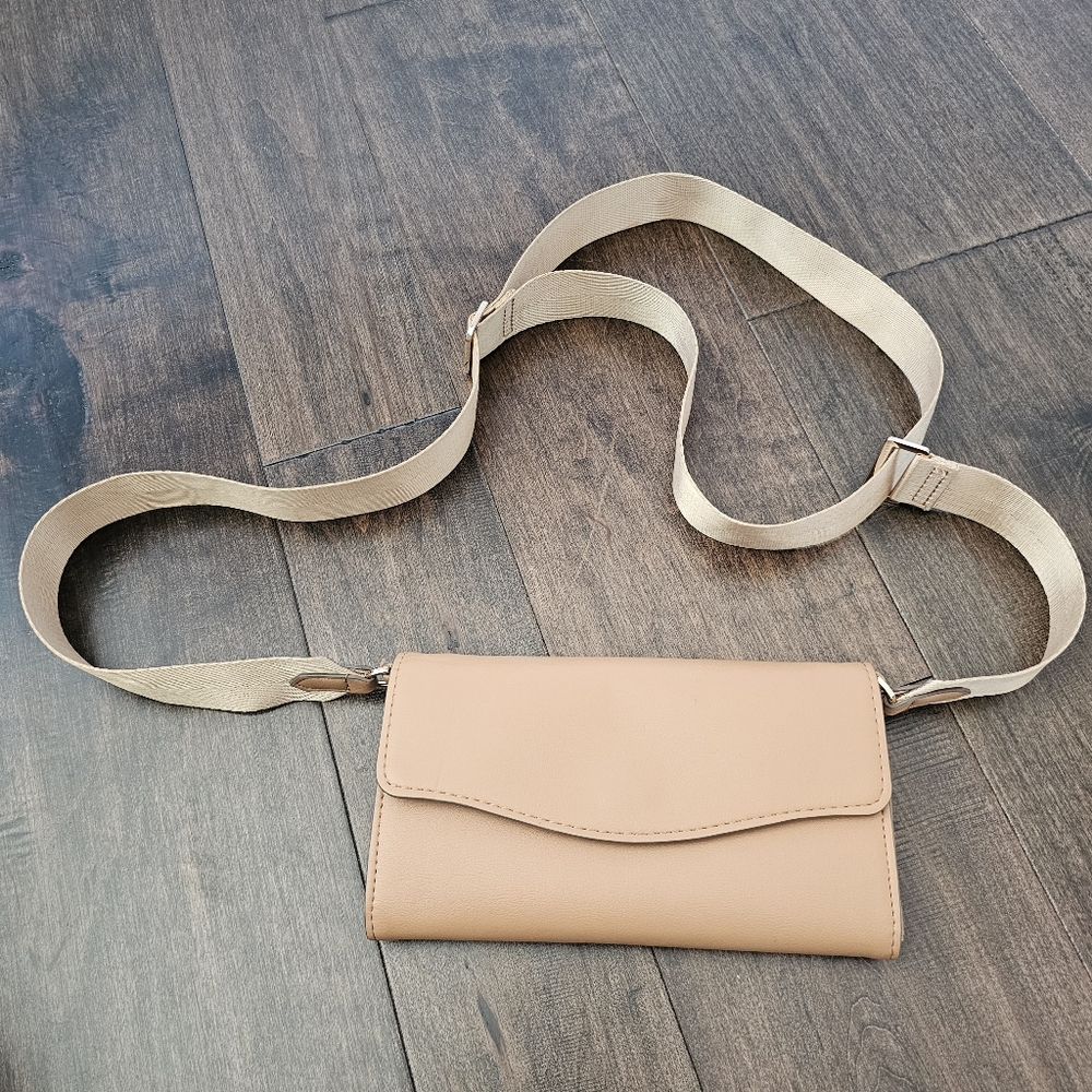 Excellent Conditon...  A New Day Crossbody w/ Adjustable Strap